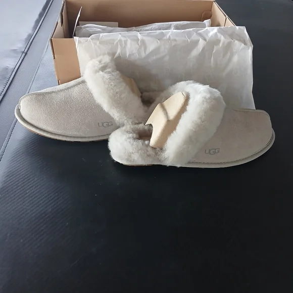 Brand New In Box, Womens UGG gray Slippers. Size 7. - Picture 1 of 6